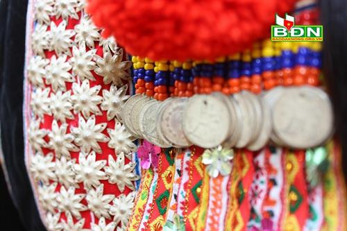 Ấn tượng trang sức bạc trên trang phục truyền thống của phụ nữ Dao đỏ