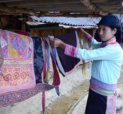 Độc đáo trang phục truyền thống đồng bào Xạ Phang