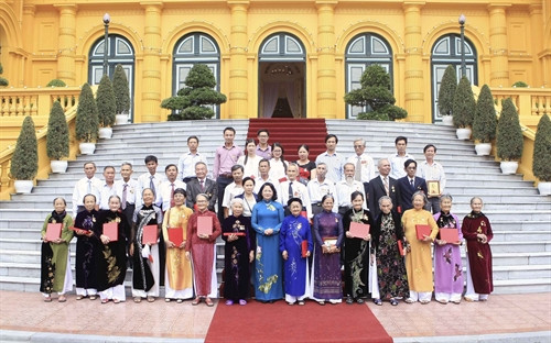 Phó Chủ tịch nước gặp mặt đoàn đại biểu người có công thị xã Điện Bàn, Quảng Nam