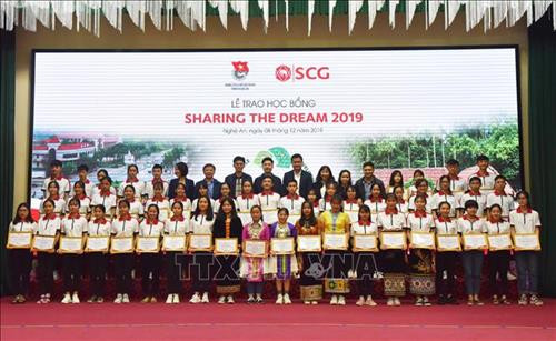 Nghệ An trao học bổng cho học sinh nghèo vượt khó