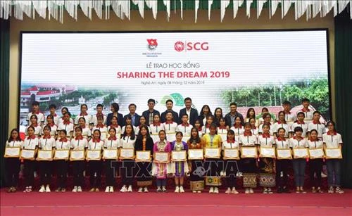 Nghệ An trao học bổng cho học sinh nghèo vượt khó