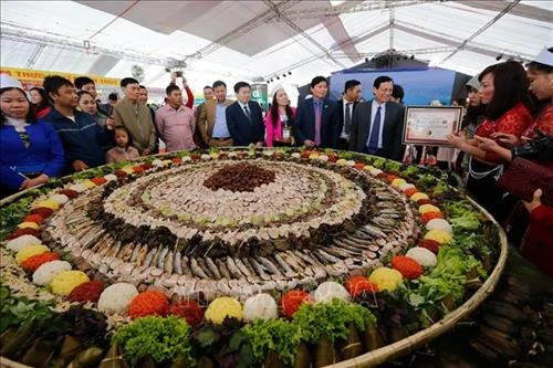 Hòa Bình lập Kỷ lục mâm cỗ lá đặc sắc nhất Việt Nam