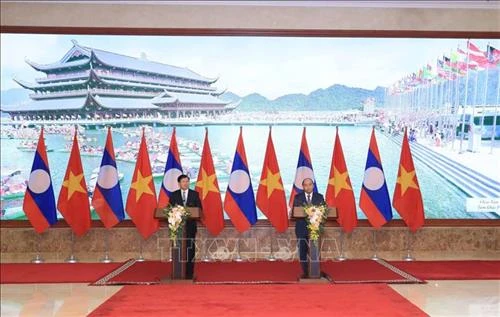 Thủ tướng Nguyễn Xuân Phúc và Thủ tướng Lào họp báo sau Kỳ họp 42 Ủy ban liên Chính phủ hai nước