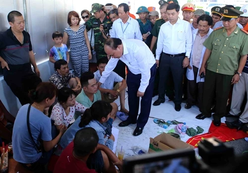 Thủ tướng Nguyễn Xuân Phúc kiểm tra và chỉ đạo khắc phục hậu quả vụ chìm tàu du lịch trên sông Hàn