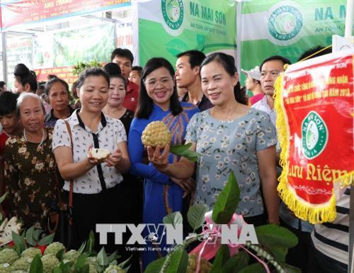 Lễ công bố nhãn hiệu chứng nhận “Na Mai Sơn” của Sơn La