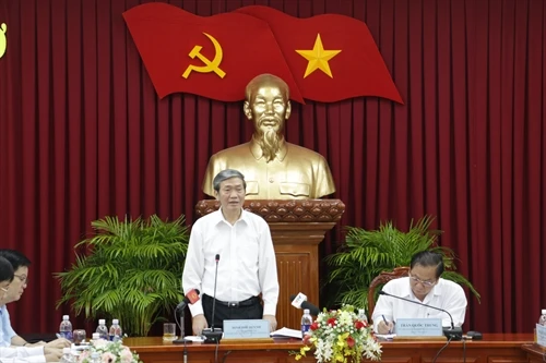 Đồng chí Đinh Thế Huynh làm việc với Thành ủy Cần Thơ