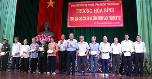 Phó Thủ tướng Thường trực Chính phủ Trương Hòa Bình trao quà, học bổng ở Bến Tre