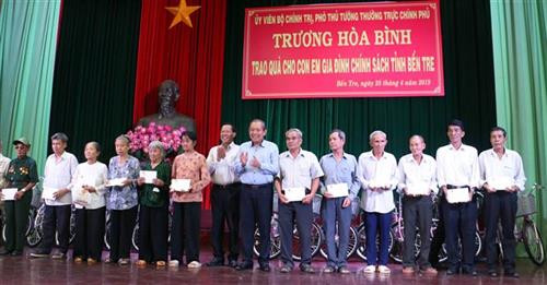 Phó Thủ tướng Thường trực Chính phủ Trương Hòa Bình trao quà, học bổng ở Bến Tre