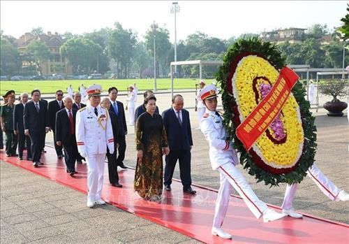 Kỷ niệm 129 năm Ngày sinh Chủ tịch Hồ Chí Minh: Lãnh đạo Đảng, Nhà nước vào Lăng viếng Bác