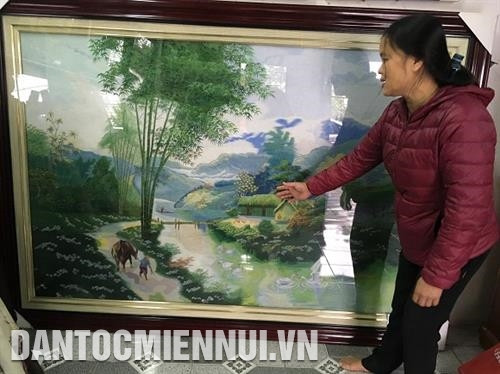 Nghệ nhân Hoàng Thị Khương giữ gìn nghề thêu truyền thống Quất Động