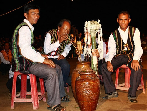 Rượu cần của người Mạ ở Cát Tiên