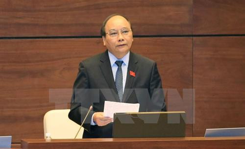 Thủ tướng trả lời chất vấn về chế độ, chính sách đối với cán bộ y tế