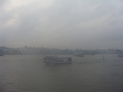 Khu vực Bắc và giữa Biển Đông có mưa dông kèm gió giật mạnh