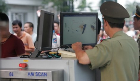 Bắt 2 hành khách Thái Lan mang súng đến sân bay Nội Bài