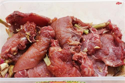 Đậm đà thịt mắm cơm đỏ của người Tày