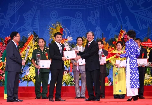 Vinh danh 52 Giáo sư và 470 Phó Giáo sư năm 2015
