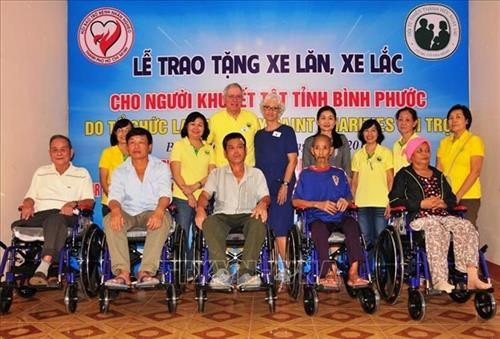 Gần 80 người khuyết tật tại Bình Phước được tặng xe lăn, xe lắc