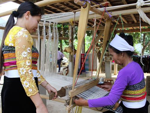 Những bàn tay dệt vải giữ hoa văn truyền thống dân tộc Thái