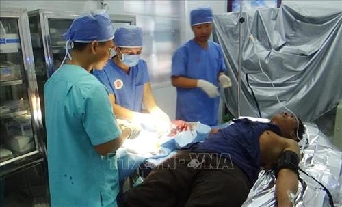 Điều trị cho ngư dân bị áp xe ngón tay nghiêm trọng tại Bệnh xá đảo Song Tử Tây
