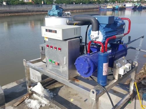 Hiệu quả kinh tế cao nhờ ứng dụng máy làm đá tuyết từ nước biển
