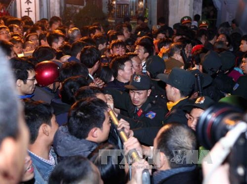 Biển người chen chân xin ấn đền Trần - Nam Định