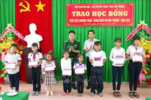 Bộ đội Biên phòng Sóc Trăng hỗ trợ học sinh nghèo ven biển đến trường