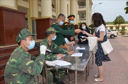 Dịch COVID-19: Gần 100 người hoàn thành cách ly tại Hà Nội được trở về nhà
