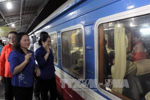 Thành phố Hồ Chí Minh tiễn công nhân về quê đón Tết Đinh Dậu năm 2017