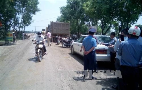 "Giải cứu" 3 xe công vụ khỏi vòng vây xe lu, máy xúc