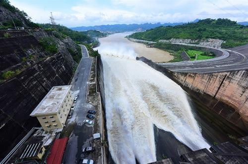 17h: Mở thêm 1 cửa xả đáy hồ Hòa Bình 