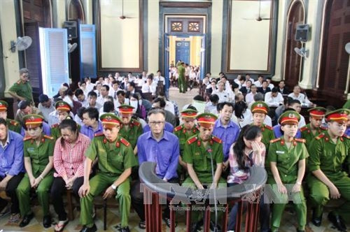 Vụ hải quan tiếp tay doanh nghiệp: Tòa trả hồ sơ để điều tra thêm