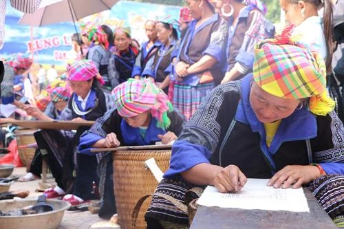 Lên Mù Cang Chải trải nghiệm giã bánh giầy, vẽ sáp ong 