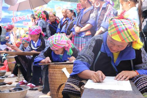 Lên Mù Cang Chải trải nghiệm giã bánh giầy, vẽ sáp ong 