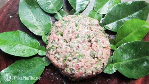 Đậm đà chả cuốn lá bưởi của người Mường Phú Thọ