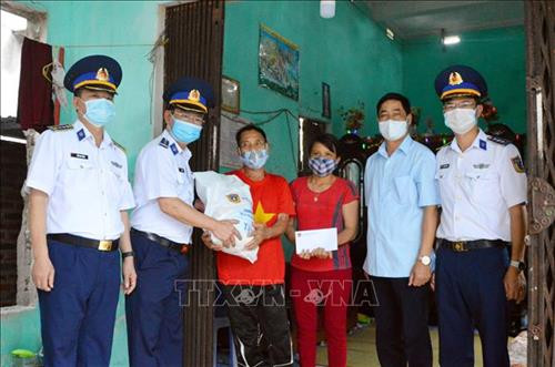 Bộ Tư lệnh Cảnh sát Biển tặng quà ngư dân có hoàn cảnh khó khăn do ảnh hưởng dịch COVID-19