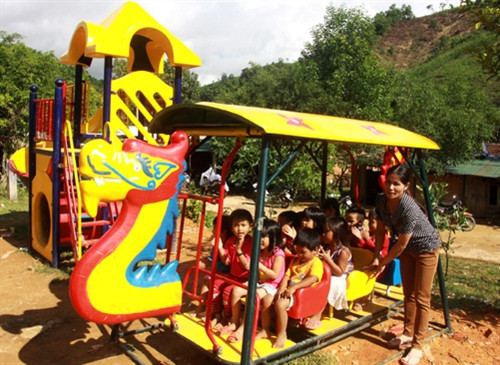 Cô giáo H’re tận tâm với trẻ