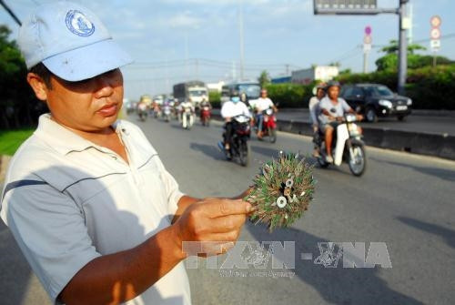 Công việc thầm lặng của người đàn ông "hút đinh” trên quốc lộ 1