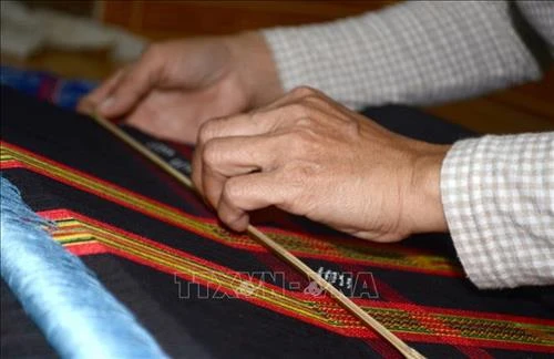 Người Cơ Tu gìn giữ sắc màu thổ cẩm 