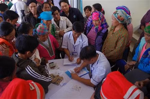Khám bệnh, cấp phát thuốc miễn phí cho dân bản huyện vùng cao Mường Nhé