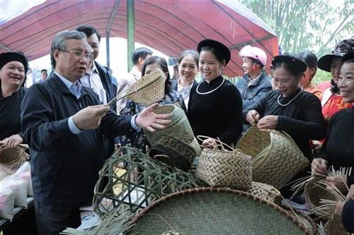 Thường trực Ban Bí thư Trần Quốc Vượng dự Ngày hội Đại đoàn kết toàn dân tộc tại Bắc Kạn
