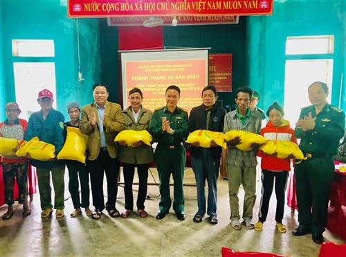 Đưa “Ánh sáng vùng biên” đến với đồng bào Rục