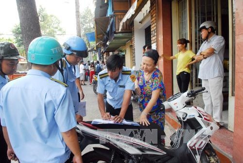 Thành phố Hồ Chí Minh lập biên bản xử lý các hộ kinh doanh lấn chiếm vỉa hè