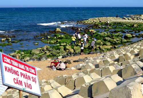 Phú Yên: Người dân không nên vào khu vực thi công kè Xóm Rớ để xem bãi đá rêu