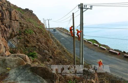 Tiếp tục đưa điện đến các xã đảo phía Nam
