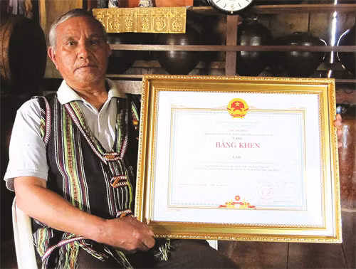 Già làng K’ Brịp làm theo lời Bác