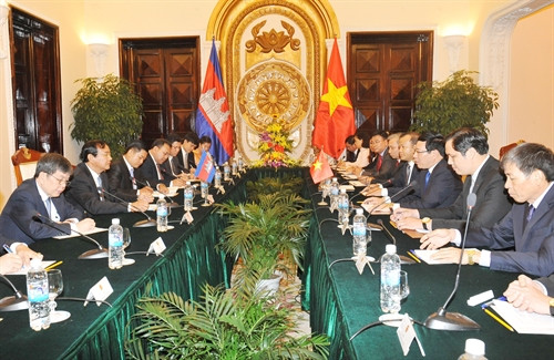 Phó Thủ tướng, Bộ trưởng Bộ Ngoại giao Phạm Bình Minh hội đàm với Bộ trưởng Cao cấp, Bộ trưởng Bộ Ngoại giao và Hợp tác quốc tế Vương quốc Campuchia Prak Sokhonn