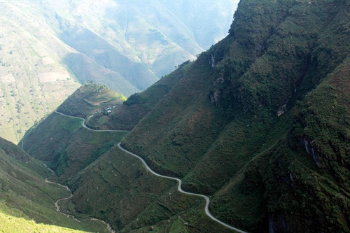 Hà Giang: Xe ô tô tải lao xuống vực sâu, 4 người chết tại chỗ
