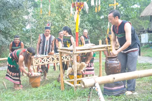 Lễ cúng cổng bon làng của người M’Nông