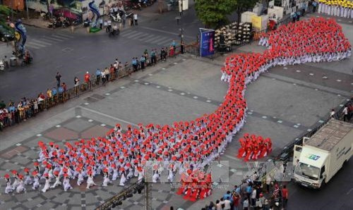 Đồng diễn Áo dài với chủ đề “Tôi yêu Việt Nam” và Hành trình xe đạp “Năng động áo dài”