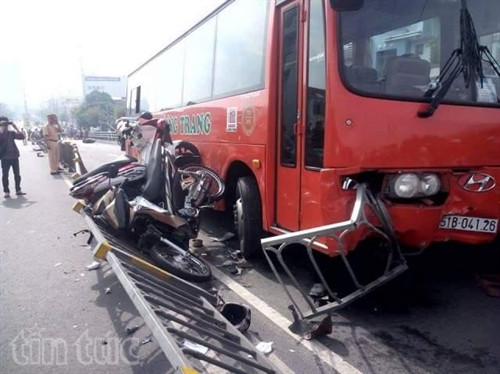 Hiểm họa trên những cây cầu vượt có thành cầu thấp